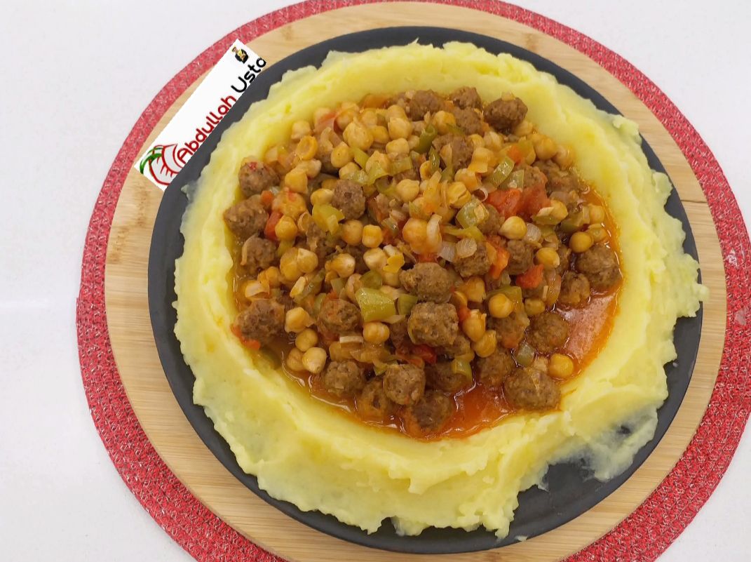 PÜRE YATAĞINDA MİSKET KÖFTELİ NOHUT YEMEĞİ TARİFİ | Şef Abdullah Usta’dan Nefis Sunumlu Lezzet