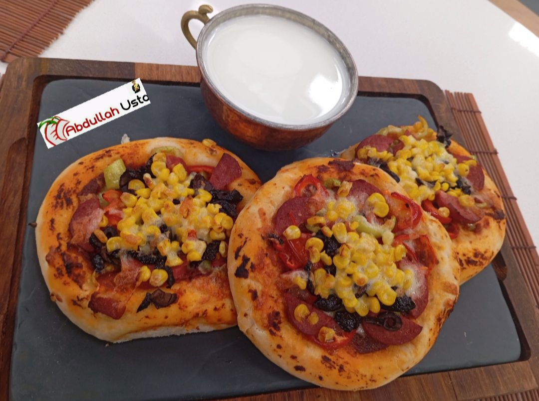 Sucuklu mısırlı biberli mini pizzalar tarifi
