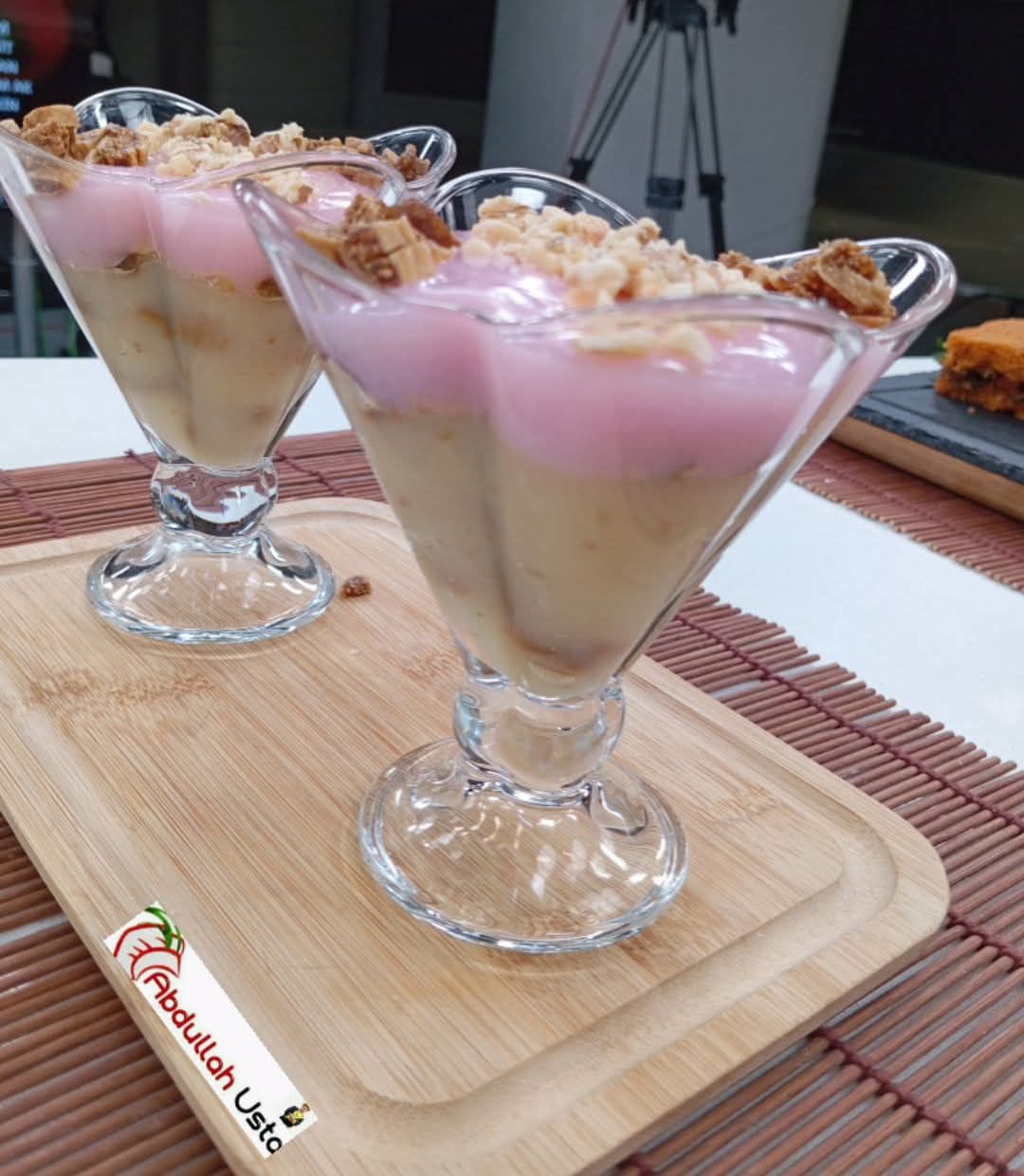 FISTIK PUDİNGLİ ÇİLEK PUDİNGLİ ÜSTÜ CEVİZLİ KULP TATLISI TARİFİ | Şef Abdullah Usta’dan Pratik ve Nefis Lezzet