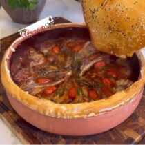 GÜVEÇTE HAMURLA KAPLI KUZU PİRZOLA TARİFİ | Şef Abdullah Usta’dan Pratik ve Nefis Lezzet