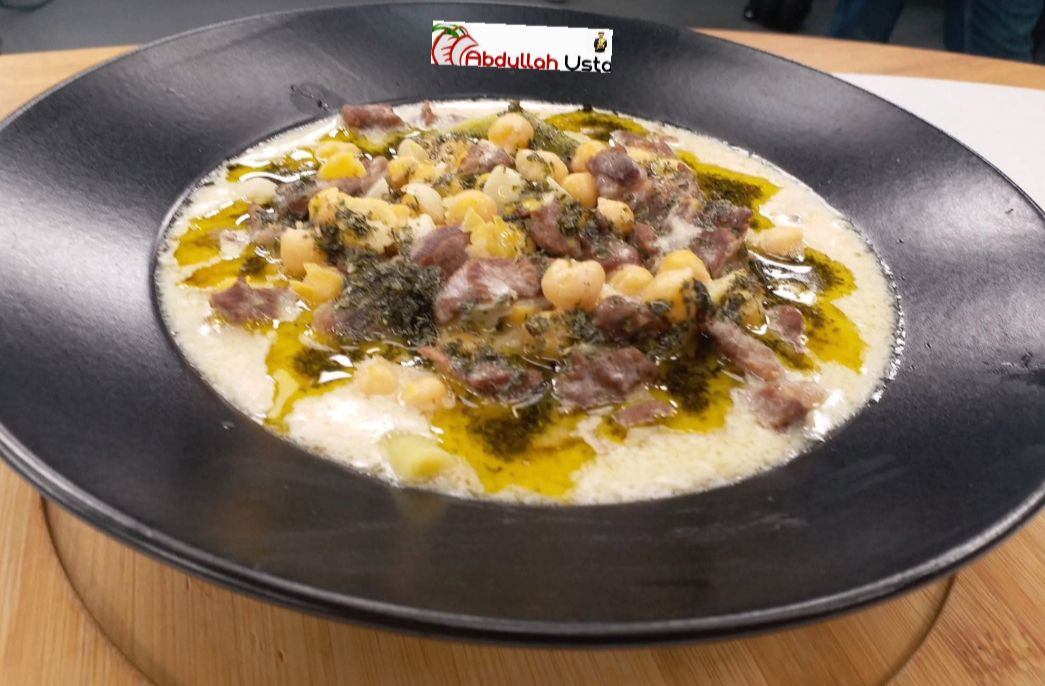 BÜTÜN ETLİ YOĞURTLU YUVARLAMA TARİFİ | Şef Abdullah Usta’dan Pratik ve Nefis Lezzet Yumuşacık bütün et, yoğurt ve tereyağı sosuyla buluşuyor, sofralarınıza enfes bir lezzet sunuyor.