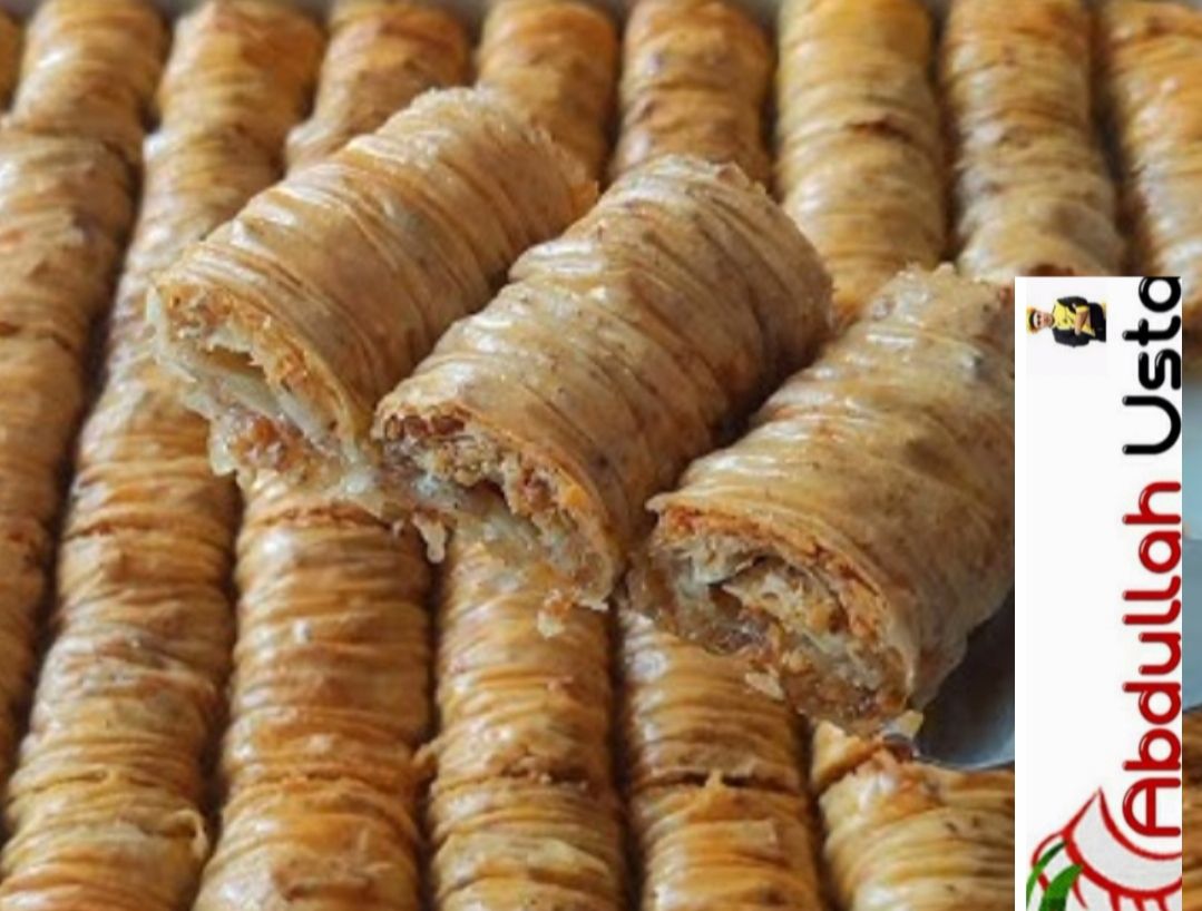 BÜZME BAKLAVA TARİFİ Malzemeler 4 su bardağı un 1 adet yumurta 1 çay bardağı sıvı yağ 1 çay bardağı yoğurt 1 çay bardağı su 1 tatlı kaşığı sirke Bir tutam tuz Açmak için nişasta İç harcı için 2 su bardağı dövülmüş ceviz Üzeri için 200 gram tereyağı Şerbeti için 3 su bardağı toz şeker 3 su bardağı su Birkaç damla limon suyu Yapılışı👇 1. Unu yoğurma kabına al, ortasını aç ve yumurta, yoğurt, yağ, sirke, tuz ve suyu ekleyip yumuşak bir hamur yoğur. 2. Hamuru 20-25 dakika dinlendir, ardından 12 eşit bezeye ayır. 3. Her bezeyi nişasta serperek incecik aç. 4. Yufkanın her yerine ceviz serpiştir, oklavaya sar ve iki yandan büzerek ortada topla. 5. Oklavayı yavaşça çıkarıp büzülen yufkayı tepsiye yerleştir. Onu 6. Tüm yufkalar bitince üzerine eritilmiş tereyağını gezdir. 7. Önceden ısıtılmış 180°C fırında altın sarısı olana kadar pişir. 8. Şerbet için su ve şekeri kaynat, limon suyunu ekleyip 10 dakika daha kaynat. 9. Şerbet ılık, baklava sıcak olacak şekilde şerbeti üzerine dök. 10. Dinlendikten sonra servis et. 📌 Afiyet bal şeker olsun 🌸 Kısa pratik tarif özeti Cevizli ince yufkalar büzülüp fırında kızartılır, ardından ılık şerbetle buluşarak enfes büzme baklava hazırlanır 🍯 📢 Daha fazla tarif için kanalıma abone olun, beğenmeyi unutmayın 💕